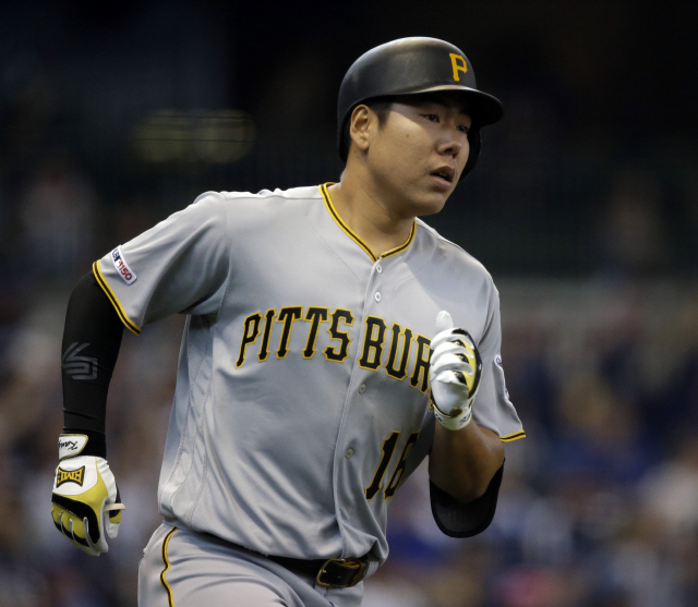 ▲ Pittsburgh Pirates&lsquo; Jung Ho Kang rounds the bases during his two-run home run against the Milwaukee Brewers during the second inning of a baseball game Sunday, June 9, 2019, in Milwaukee. (AP Photo/Jeffrey Phelps)