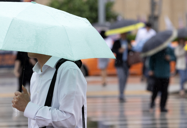 ▲ 전국적으로 비가 내리는 지난 7일 오전 서울 세종로사거리에서 시민들이 출근길을 재촉하고 있다. 2019.6.7