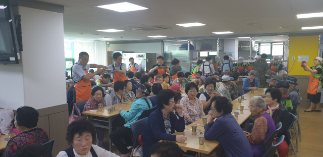 ▲ 삼척시의회는 19일 시종합사회복지관 경로식당에서 배식봉사를 했다.