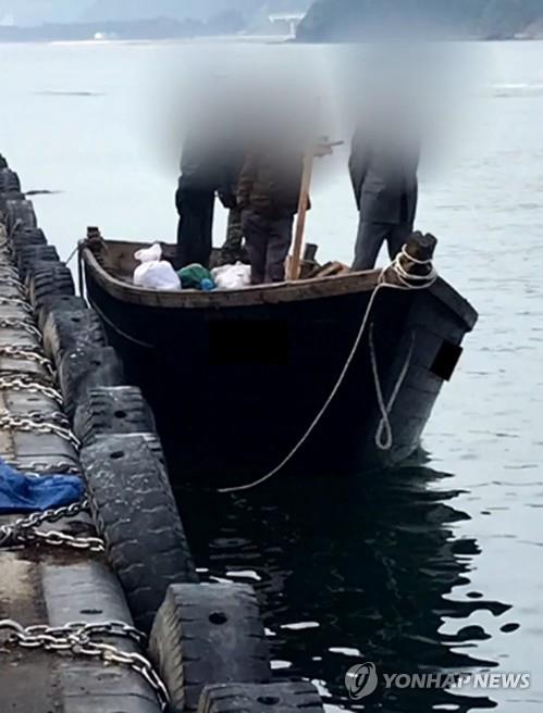 ▲ 지난 15일 북한 선원 4명이 탄 어선이 연안에서 조업 중인 어민의 신고로 발견됐다는 정부 당국의 발표와 달리 삼척항에 정박했다고 KBS가 18일 보도했다. 사진은 북한 어선이 삼척항 내에 정박한 뒤 우리 주민과 대화하는 모습.