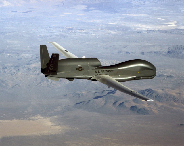 ▲ This undated US Air Force file photo released on June 20, 2019 shows a photo of a RQ-4 Global Hawk unmanned surveillance and reconnaissance aircraft. - A US spy drone was some 34 kilometers (21 miles) from the nearest point in Iran when it was shot down over the Strait of Hormuz by an Iranian surface-to-air missile June 20, 2019, a US general said. “This dangerous and escalatory attack was irresponsible and occurred in the vicinity of established air corridors between Dubai, UAE, and Oman, possibly endangering innocent civilians,” said Lieutenant General Joseph Guastella, who commands US air forces in the region.“At the time of the intercept the RQ-4 was at high altitude, approximately 34 kilometers from the nearest point of land on the Iranian coast,” he said, over a video to the Pentagon press briefing room. (Photo by Handout / US AIR FORCE / AFP) / RESTRICTED TO EDITORIAL USE - MANDATORY CREDIT “AFP PHOTO / US AIR FORCE/HANDOUT” - NO MARKETING - NO ADVERTISING CAMPAIGNS - DISTRIBUTED AS A SERVICE TO CLIENTS&#10;&#10;&#10;&#10;<All rights reserved by Yonhap News Agency>