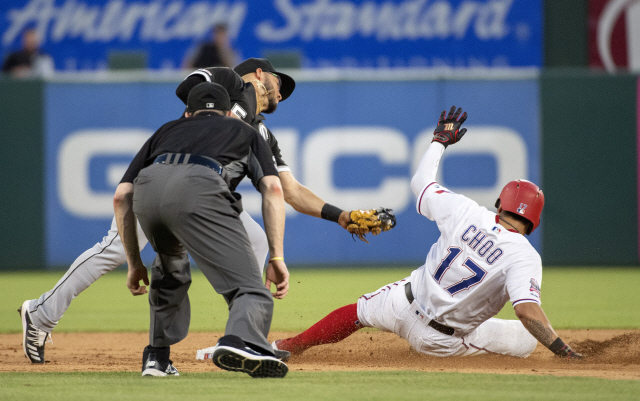 ▲ Texas Rangers&lsquo; Shin-Soo Choo (17) steals second base as Chicago White Sox second baseman Yolmer Sanchez tries to apply the tag and second base umpire Carlos Torres leans in for the call during the fifth inning of a baseball game Friday, June 21, 2019, in Arlington, Texas. (AP Photo/Jeffrey McWhorter)