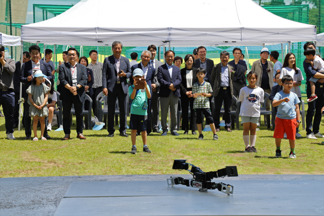 ▲ 제1회 드론페스티벌 개막식이 지난 22일 애니메이션 박물관에서 열려 참석 내빈들이 드론 로봇쇼를 보고 즐거워하고 있다.