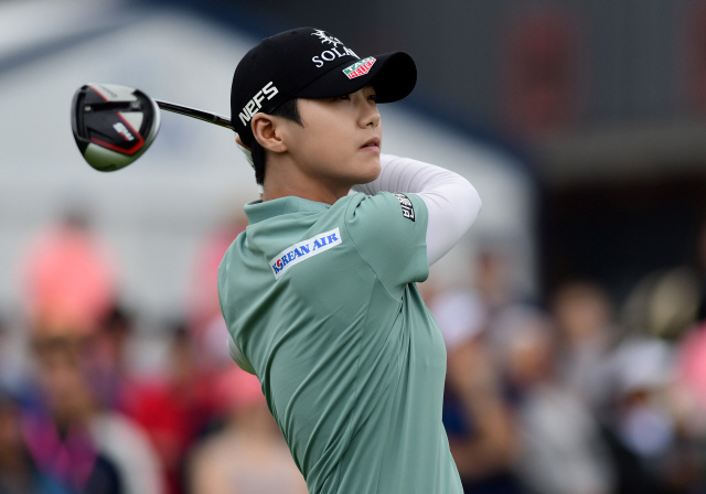 ▲ Jun 23, 2019; Chaska, MN, USA; Sung Hyun Park watches her shot off the first tee during the final round of the KPMG Women‘s PGA Championship at Hazeltine National Golf Club. Mandatory Credit: Thomas J. Russo-USA TODAY Sports