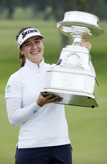 ▲ Hannah Green, of Australia, holds the trophy after winning the KPMG Women‘s PGA Championship golf tournament, Sunday, June 23, 2019, in Chaska, Minn. (AP Photo/Charlie Neibergall)