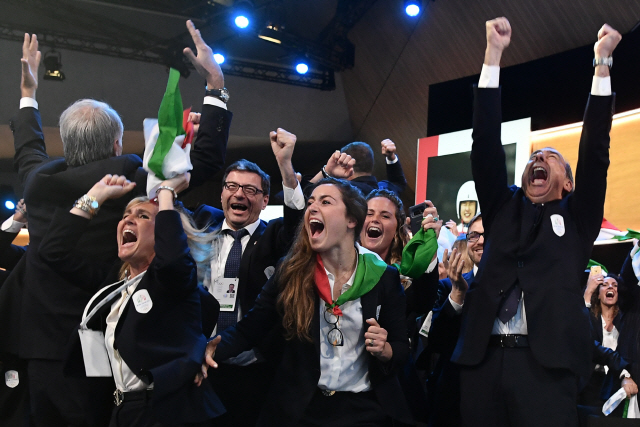 ▲ epaselect epa07671063 Mayor of Milan Giuseppe Sala (R) and members of Milan-Cortina 2026 Winter Olympic Games bid delegation celebrate after winning the bid during the 134th International Olympic Committee (IOC) session at the SwissTech Convention Centre in Lausanne, Switzerland, 24 June 2019.  EPA/PHILIPPE LOPEZ / POOL