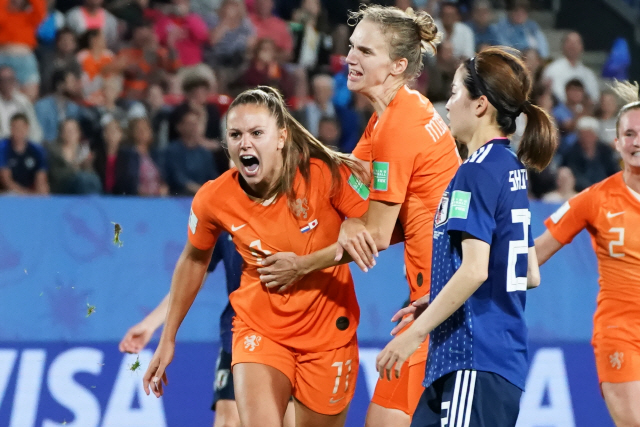 ▲ epa07673537 Lieke Martens (L) of Netherlands celebrates with teammate after scoring a penalty during the round of 16 match between Netherlands and Japan at the FIFA Women&lsquo;s World Cup 2019 in Rennes, France, 25 June 2019.  EPA/EDDY LEMAISTRE