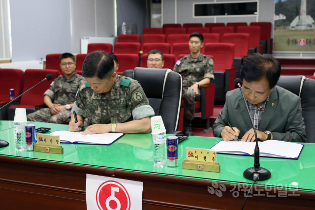▲ 철원군과 육군 5사단은 지난 25일 5사단 사단사령부에서 ‘철원 DMZ평화의길 업무 협약식’을 개최했다.