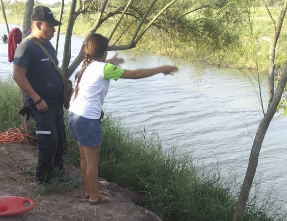 ▲ In this Sunday, June 23, 2019 photo, Tania Vanessa Avalos of El Salvador speak s with Mexican authorities after her husband and nearly two-year-old daughter were swept away by the current while trying to cross the Rio Grande to Brownsville, Texas, in Matamoros, Mexico. Their bodies, the toddler still tucked into her father‘s shirt with her arm loosely draped around him, were discovered Monday morning several hundred yards (meters) from where they had tried to cross. (AP Photo/Julia Le Duc)   <All rights reserved by Yonhap News Agency>
