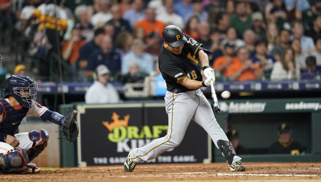 ▲ Pittsburgh Pirates&lsquo; Jung Ho Kang (16) hits a two-run home run as Houston Astros catcher Robinson Chirinos reaches for the pitch during the sixth inning of a baseball game Wednesday, June 26, 2019, in Houston. (AP Photo/David J. Phillip)