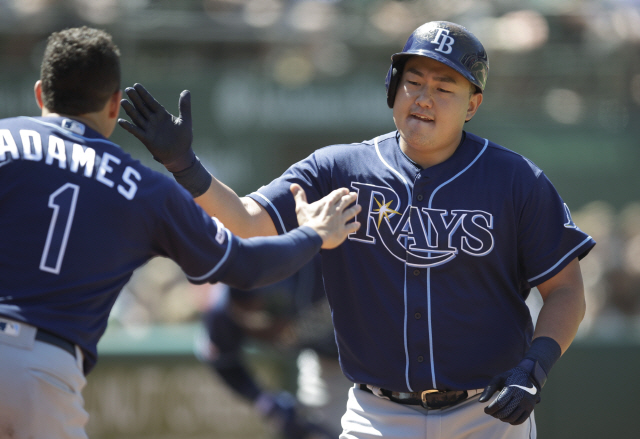 ▲ Tampa Bay Rays&lsquo; Ji-Man Choi, right, is congratulated by Willy Adames (1) after hitting a home run off Oakland Athletics&rsquo; Ryan Buchter during the seventh inning of a baseball game Saturday, June 22, 2019, in Oakland, Calif. (AP Photo/Ben Margot)