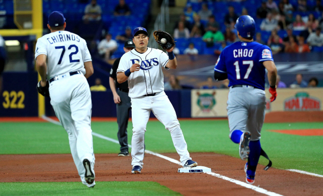 ▲ ST PETERSBURG, FLORIDA - JUNE 28: Yonny Chirinos #72 of the Tampa Bay Rays throws to Ji-Man Choi #26 to force out Shin-Soo Choo #17 of the Texas Rangers in the first inning during a game at Tropicana Field on June 28, 2019 in St Petersburg, Florida.   Mike Ehrmann/Getty Images/AFP&#10;== FOR NEWSPAPERS, INTERNET, TELCOS &amp; TELEVISION USE ONLY ==&#10;&#10;&#10;<All rights reserved by Yonhap News Agency>