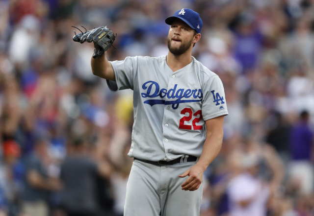 ▲ Los Angeles Dodgers starting pitcher Clayton Kershaw waits for a new ball afte
r giving up a two-run home run to Colorado Rockies&lsquo; Charlie Blackmon during the third inning of a baseball game Saturday, June 29, 2019, in Denver. (AP Photo/David Zalubowski)