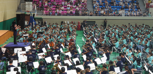 ▲ &lsquo;춘1000인음악회&rsquo;가 지난 29일 춘천 호반체육관에서  36개 음악단체와 시민 1100 여명이 참여한 가운데 열렸다.