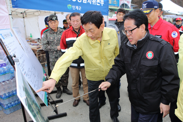 ▲ 지난 4월 진영 행정안전부 장관 산불현장 방문시 브리핑하는 최상기 군수