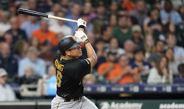 ▲ Pittsburgh Pirates&lsquo; Jung Ho Kang hits a two-run home run against the Houston A
stros during the sixth inning of a baseball game Wednesday, June 26, 2019, in Houston. (AP Photo/David J. Phillip)