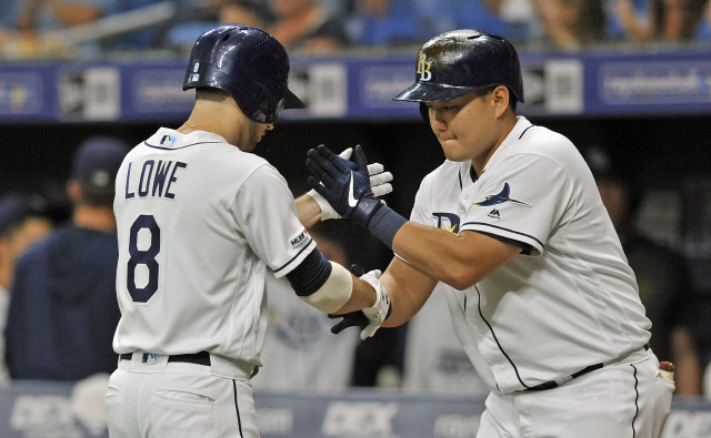 ▲ Tampa Bay Rays‘ Brandon Lowe (8) celebrates with Ji-Man Choi after hitting a s&#10;olo home run off Baltimore Orioles starter Asher Wojciechowski during the first inning of a baseball game Tuesday, July 2, 2019, in St. Petersburg, Fla. (AP Photo/Steve Nesius)
