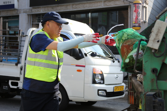 ▲ 김진하 양양군수가 환경미화원들이 전면 파업한 3일 군청 공무원들과 쓰레기 수거와 도로변 청소를 하고있다.