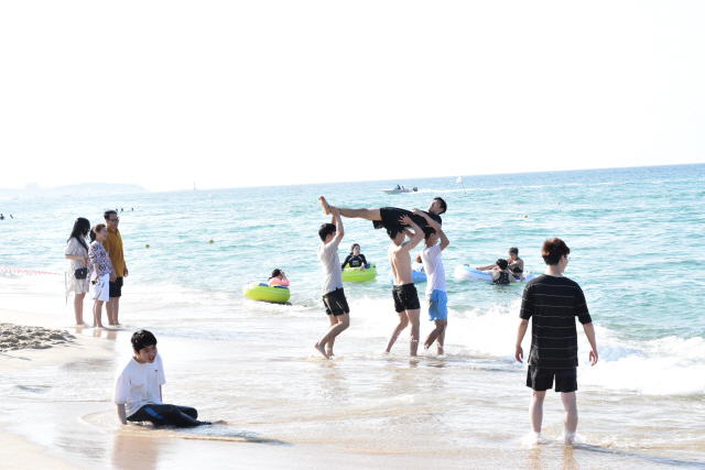 ▲ 해수욕장 개장을 하루 앞둔 4일 경포해변에서 피서객들이 물놀이를 하며 무더위를 식히고 있다.  이연제