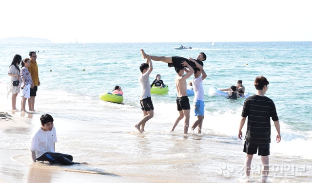 ▲ 해수욕장 개장을 하루 앞둔 4일 경포해변에서 피서객들이 물놀이를 하며 무더위를 식히고 있다. 이연제