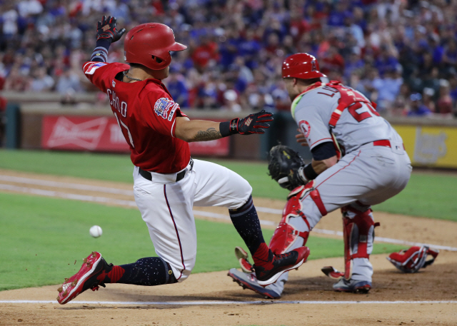 ▲ Texas Rangers&lsquo; Shin-Soo Choo, left, slides ahead of the throw to Los Angeles Angels&rsquo; Jonathan Lucro during the fourth inning of a baseball game in Arlington, Texas, Thursday, July 4, 2019. Choo scored on a single by Danny Santana. (AP Photo/Tony Gutierrez)