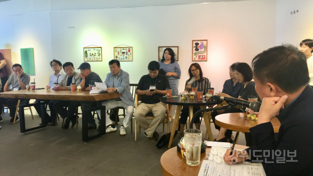 ▲ 문화예술인과의 왁자지껄 수다회가 5일 춘천 애니메이션박물관 갤러리쿤에서 이재수 춘천시장과 지역 예술인 30여명이 참석한 가운데 열렸다.