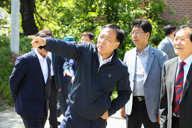 ▲ 양양 농기계보관창고 개소식에 참석한 김진하 군수
