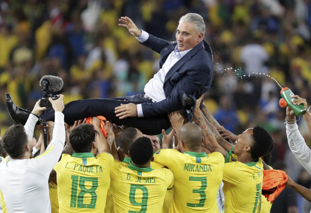 ▲ Brazil&lsquo;s coach Tite is thrown in the air by his players after their 3-1 victory over Peru at the final soccer match of the Copa America at Maracana stadium in Rio de Janeiro, Brazil, Sunday, July 7, 2019. (AP Photo/Leo Correa)