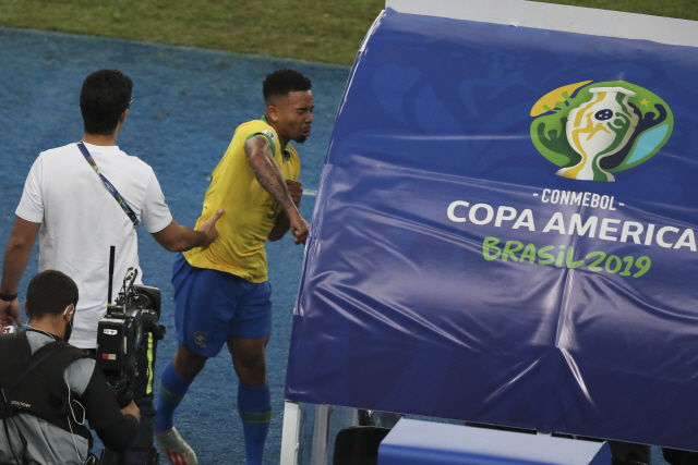 ▲ Brazil&lsquo;s Gabriel Jesus punches the bench after referee Roberto Tobar showed him the red card during the final soccer match of the Copa America against Peru at the Maracana stadium in Rio de Janeiro, Brazil, Sunday, July 7, 2019. (AP Photo/Natacha Pisarenko)
