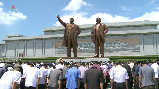 ▲ 북한 주민들, 김일성 25주기 맞아 일제히 묵념