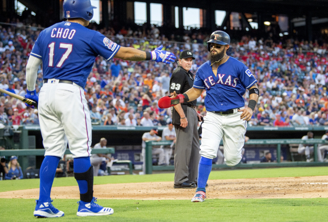 ▲ Texas Rangers‘ Rougned Odor, right, is congratulated by Shin-Soo Choo (17) aft&#10;er scoring on an RBI single by Jeff Mathis during the third inning of a baseball game against the Houston Astros Thursday, July 11, 2019, in Arlington, Texas. (AP Photo/Jeffrey McWhorter)