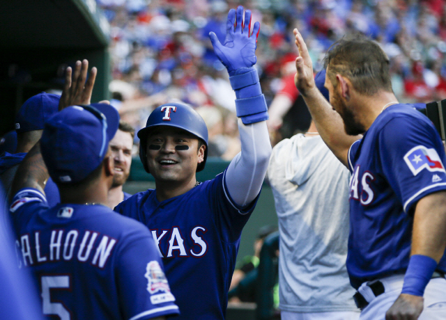 ▲ Texas Rangers‘ Shin-Soo Choo, center, is congratulated by teammates after hitting a solo home run during the first inning of a baseball game against the Houston Astros, Saturday, July 13, 2019, in Arlington, Texas. (AP Photo/Brandon Wade)&#10;&#10;&#10;&#10;<All rights reserved by Yonhap News Agency>