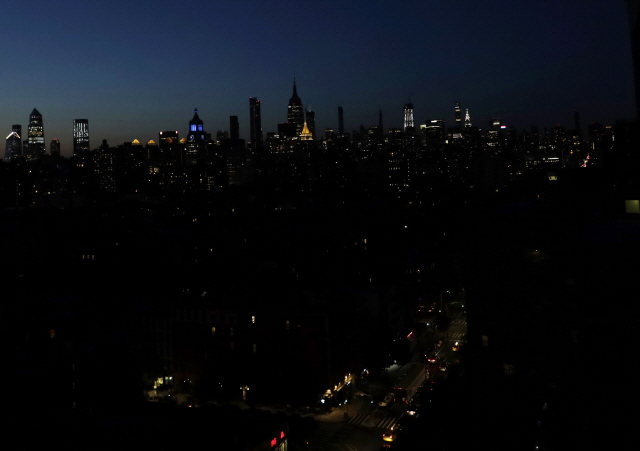 ▲ The Empire State Building along with other structures in Manhattan are dark due to a massive power outage In Midtown, Times Square, and other sections of Manhattan on Saturday July 13, 2019 in New York City.    Photo by John Angelillo/UPI&#10;&#10;&#10;&#10;<All rights reserved by Yonhap News Agency>