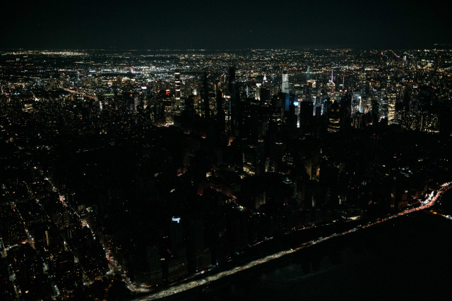 ▲ NEW YORK, NY - JULY 13: Seen from the air, a large section of Manhattan‘s Uppe&#10;r West Side and Midtown neighborhoods sit coated in darkness during a partial blackout, July 13, 2019 in the Manhattan borough of New York City. City and Con Edison officials claimed over 60,000 people were impacted by the power loss, disrupting traffic signals, subway service, and Manhattan’s busy theater district for several hours.   Scott Heins/Getty Images/AFP== FOR NEWSPAPERS, INTERNET, TELCOS &amp; TELEVISION USE ONLY ==&#10;&#10;&#10;<All rights reserved by Yonhap News Agency>