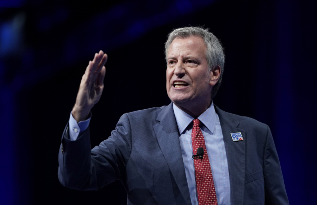 ▲ Democratic presidential candidate New York City Mayor Bill de Blasio speaks during the National Education Association Strong Public Schools Presidential Forum Friday, July 5, 2019, in Houston. (AP Photo/David J. Phillip)&#10;&#10;&#10;&#10;<All rights reserved by Yonhap News Agency>