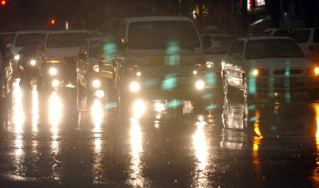 ▲ 비오는 밤이면 운전자 시야에서 차선이 사라지는 &lsquo;스텔스 차선&rsquo;이 빗길 교통사고 원인으로 지목, 개선이 시급하다는 목소리가 커지고 있다.