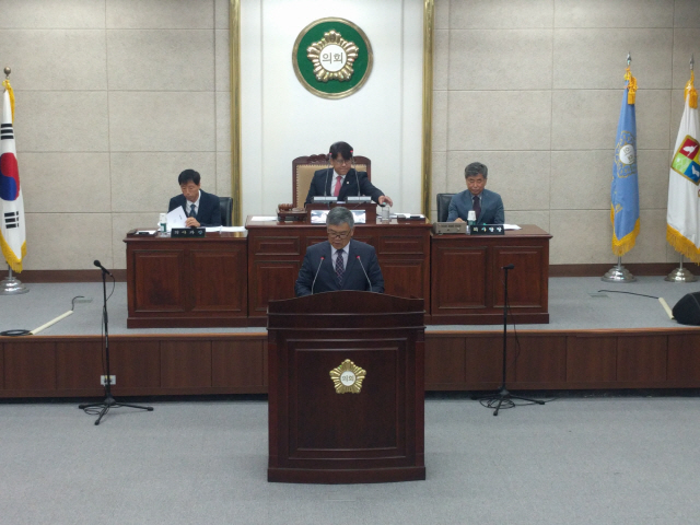 ▲ 박남진 군의원이 17일 임시회에서 &lsquo;지뢰피해자 지원에 관한 특별법 등 제도개선 건의문&rsquo;을 설명하고 있다.