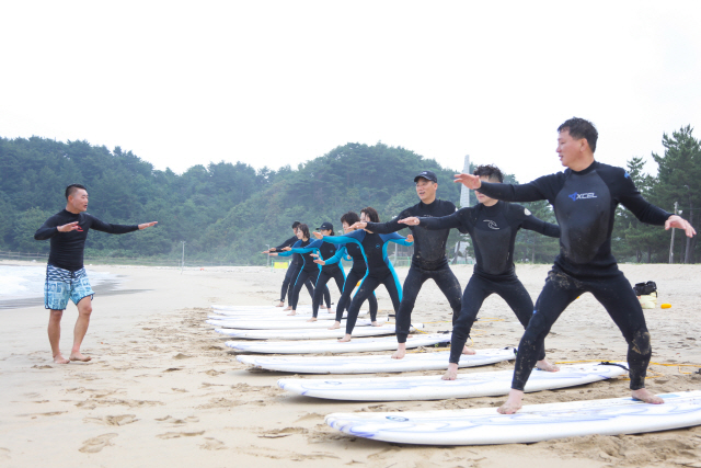 ▲ 양양군청 500여명의 전 직원은 이번달부터 각 부서별로 서핑교육을 받고있다.