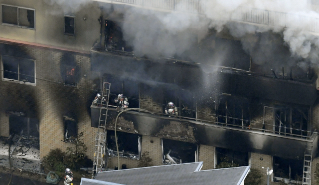 ▲ 화재 연기에 뒤덮인 ‘교토 애니메이션’&#10;    (교토 교도=연합뉴스) 18일 오전 10시 35분께 방화로 불이 난 교토시 후시미(伏見)구 모모야마(桃山)의 애니메이션 제작회사 ‘교토 애니메이션’ 스튜디오 건물에서 소방관들이 화재를 수습하고 있다. &#10;    일본 소방국에 따르면 이날 이 사고로 1명이 사망하고, 35명 이상의 부상자가 발생했다. 부상자 중 6명은 중상이며, 실종자가 20명에 달하는 것으로 알려졌다. 2019.7.18&#10;    parksj@yna.co.kr&#10;(끝)&#10;&#10;&#10;<저작권자(c) 연합뉴스, 무단 전재-재배포 금지>