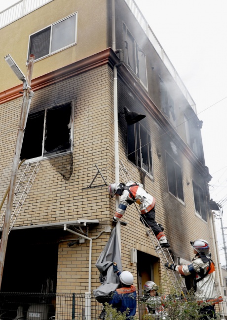 ▲ ‘교토 애니메이션’, 방화로 수십 명 사상&#10;    (교토 교도=연합뉴스) 18일 오전 10시 35분께 방화로 불이 난 교토시 후시미(伏見)구 모모야마(桃山)의 애니메이션 제작회사 ‘교토 애니메이션’ 스튜디오 건물에서 소방관들이 잔불을 수습하고 있다. &#10;    일본 소방국에 따르면 이날 이 사고로 1명이 사망하고, 35명 이상의 부상자가 발생했다. 부상자 중 6명은 중상이며, 실종자가 20명에 달하는 것으로 알려졌다. 2019.7.18&#10;    parksj@yna.co.kr&#10;(끝)&#10;&#10;&#10;<저작권자(c) 연합뉴스, 무단 전재-재배포 금지>