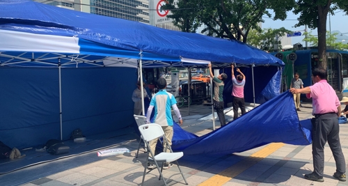 ▲ 우리공화당 당원들이 19일 서울 중구 서울파이낸스센터 빌딩 앞에 설치했던 천막을 철거하고 있다.