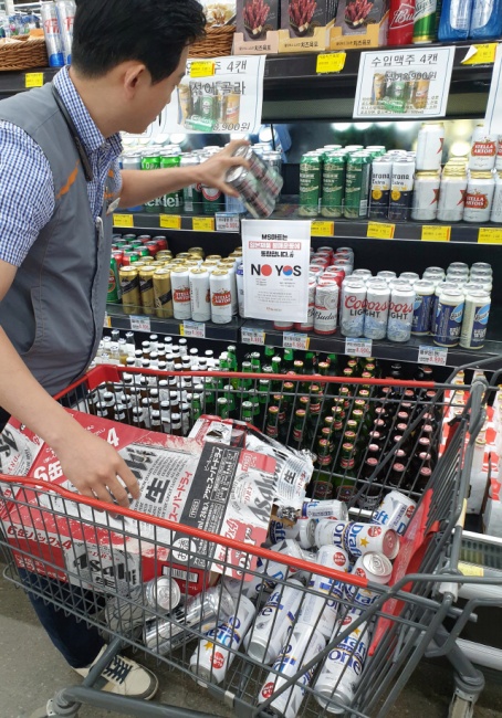 ▲ 강원지역 유통업계를 중심으로 일본제품 불매운동이 확산되는 가운데 19일 춘천 MS마트에서 직원이 매대에서 일본산 맥주를 치우고 있다.