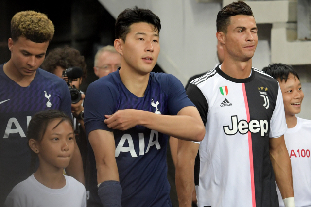 ▲ Juventus‘ Cristiano Ronaldo (front R) winks as he waits to enter the pitch with Tottenham Hotspur’s Son Heung-Min (C) and Dele Alli (back L) before the International Champions Cup football match between Juventus and Tottenham Hotspur in Singapore on July 21, 2019. (Photo by Roslan RAHMAN / AFP)    <All rights reserved by Yonhap News Agency>