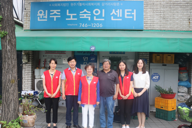 ▲ 원주우체국(국장 홍순희)은 24일 노숙인 센터에 지원금을 전달하고 노인들에게 삼계탕 배식봉사를 했다.