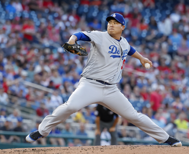 ▲ epa07743249 Los Angeles Dodgers starting pitcher Hyun-Jin Ryu of South Korea delivers to a Washington Nationals batter in the first inning of the MLB baseball game between the Washington Nationals and the Los Angeles Dodgers at Nationals Park in Washington, DC, USA, 26 July 2019.  EPA/ERIK S. LESSER    <All rights reserved by Yonhap News Agency>
