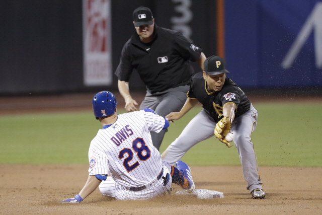 ▲ New York Mets‘ J.D. Davis, left, slides past Pittsburgh Pirates Jung Ho Kang, of Korea, for a double during the fifth inning of a baseball game Saturday, July 27, 2019, in New York. (AP Photo/Frank Franklin II)    <All rights reserved by Yonhap News Agency>