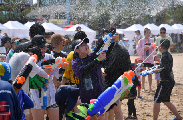 ▲ 삼척의 대표 여름축제인 &lsquo;2019 ENJOY 썸 페스티벌&rsquo;이 지난 26~28일 사흘간 삼척해수욕장에서 열렸다.물총축제에 참여한 피서객들이 즐거운 시간을 보내고 있다.