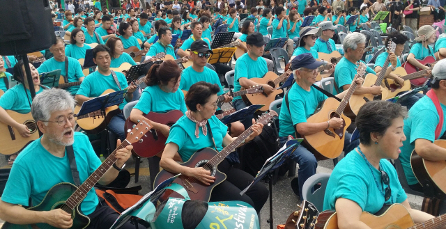 ▲ 1000인 홍천 음악회가 지난 27일 홍천읍 꽃뫼공원에서 주민 1000여명이 참가한 가운데 열렸다.