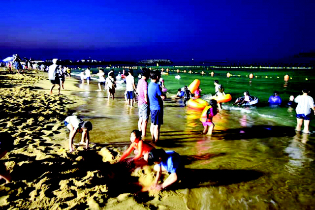 ▲ 지난 27일 속초해수욕장에서 피서객들이 야간물놀이를 하며 더위를 식히고 있다.