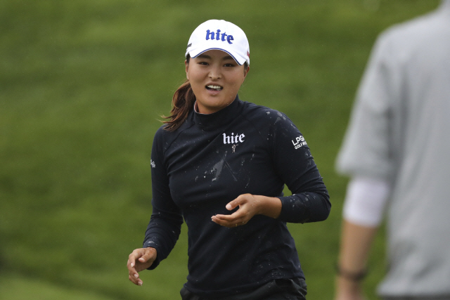 ▲ The tournament winner South Korea‘s Ko Jin-young, celebrates as South Korea’s Park Sung-hyun, right, walks over to congratulate her on the 18th green during the last round of the Evian Championship women‘s golf tournament in Evian, eastern France, Sunday, July 28, 2019. (AP Photo/Laurent Cipriani)    <All rights reserved by Yonhap News Agency>